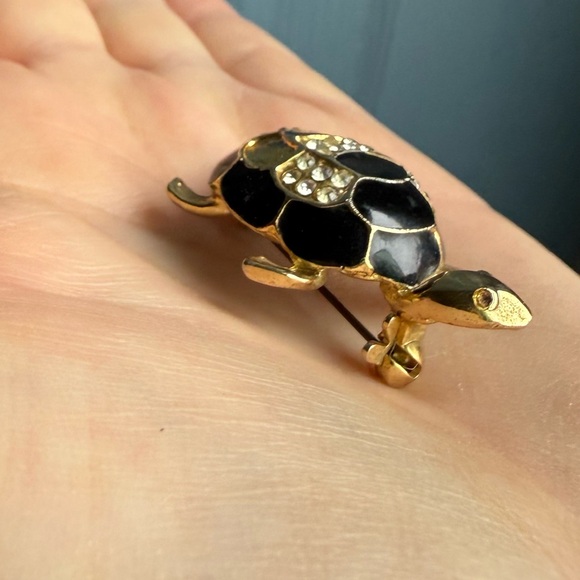 🐢 Vintage Gold Tone and Black Enamel Rhinestone Turtle Brooch Pin - Picture 4 of 14